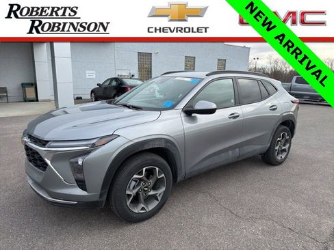 Used 2025 Chevrolet Trax LT w/ LT Convenience Package image 1