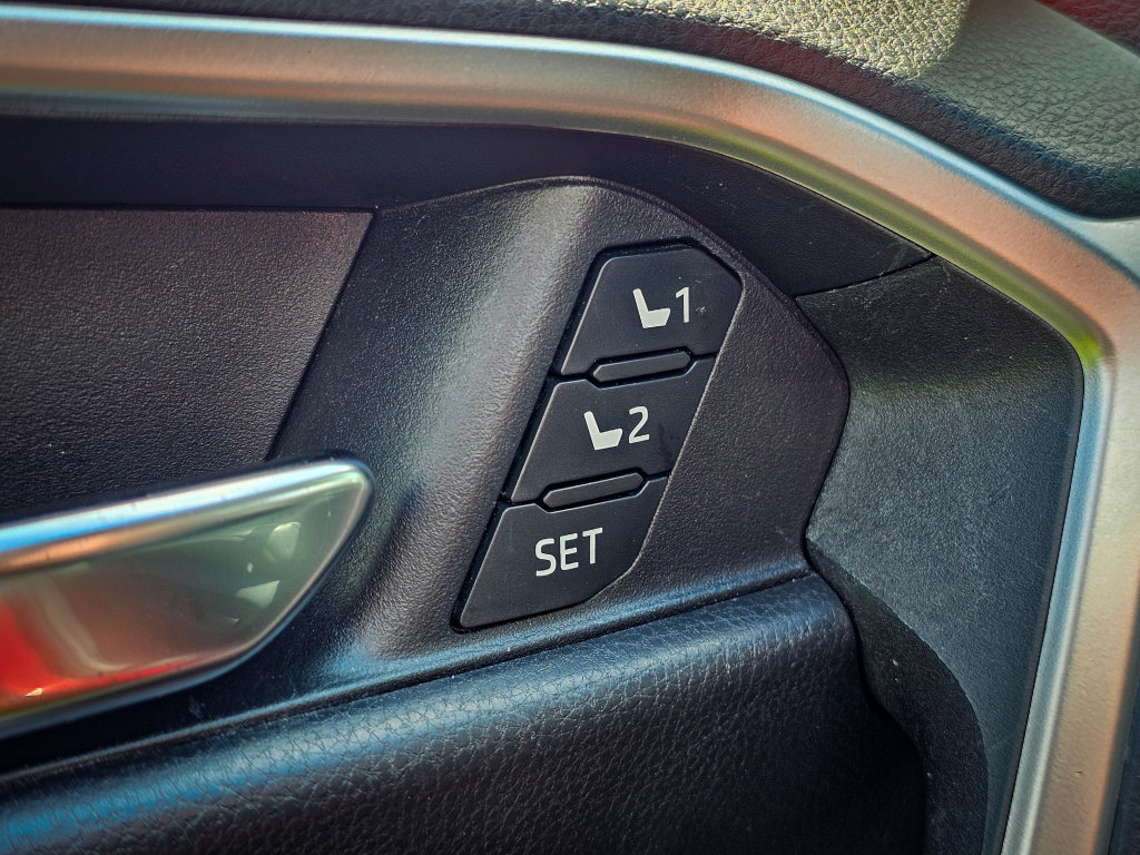 Used 2019 Toyota RAV4 XLE Premium w/ Cold Weather Package AWD/4WD image 10