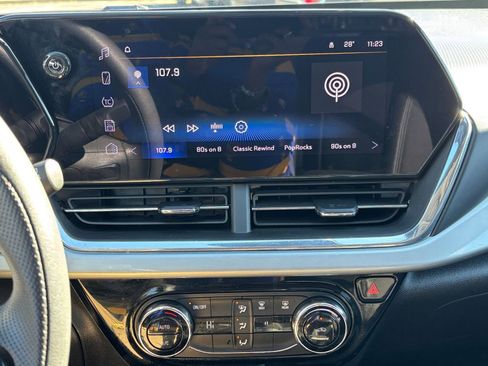 Used 2025 Chevrolet Trax LT image 17