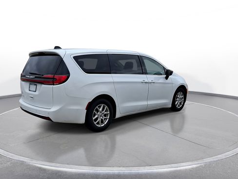 Used 2024 Chrysler Pacifica Touring-L image 8