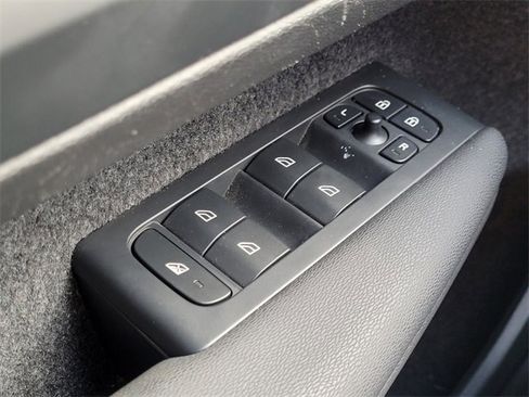 Used 2023 Volvo XC40 B5 Core image 25