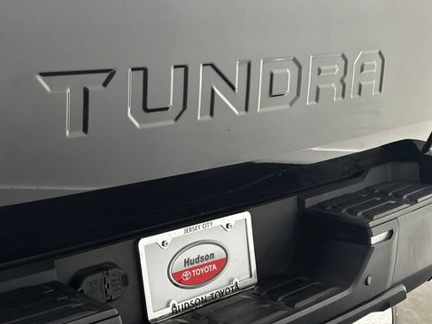 Used 2022 Toyota Tundra SR5 w/ SR5 Convenience Package AWD/4WD image 8
