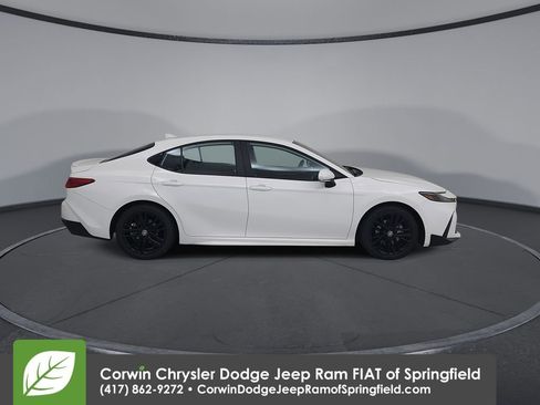 Used 2025 Toyota Camry SE image 2