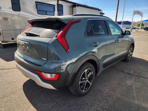 Used 2025 Kia Niro EX image 3