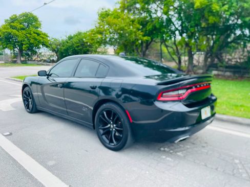 Used 2018 Dodge Charger SXT Plus w/ Blacktop Package RWD image 3