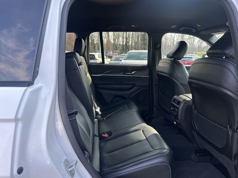 Used 2025 Jeep Grand Cherokee Limited image 17