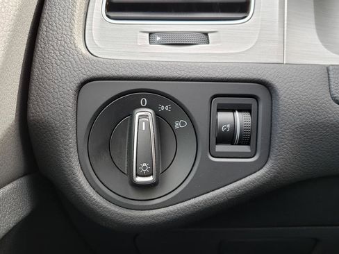 Used 2016 Volkswagen Golf S image 19