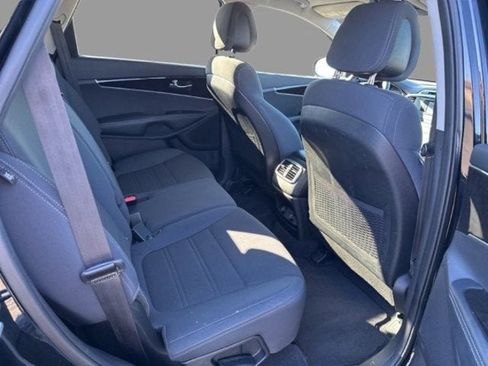 Used 2016 Kia Sorento LX image 11