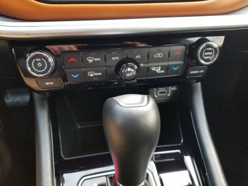 Certified 2025 Jeep Compass Limited w/ Mopar Graphics Package AWD/4WD image 19