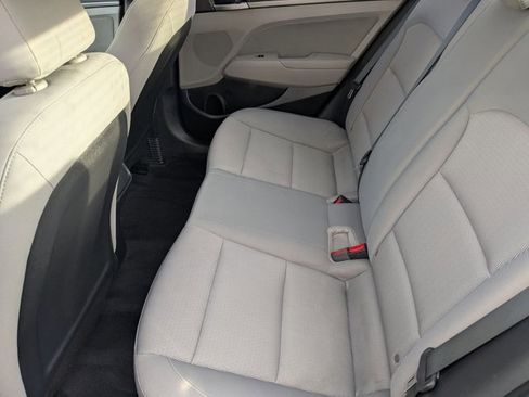Used 2017 Hyundai Elantra SE image 17