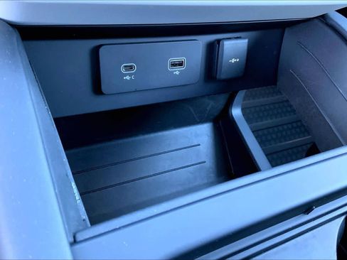 Used 2024 Land Rover Defender 110 SE image 32