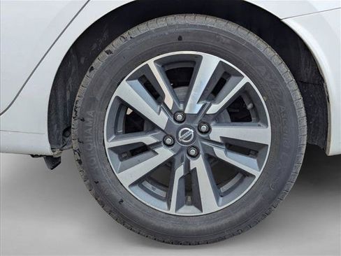 Used 2022 Nissan Versa SV FWD image 9