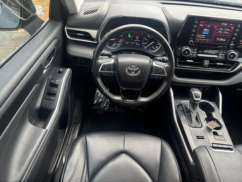Used 2021 Toyota Highlander XLE image 2