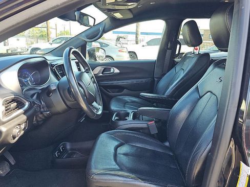 Used 2018 Chrysler Pacifica Touring-L w/ Advanced Safetytec Group FWD image 9