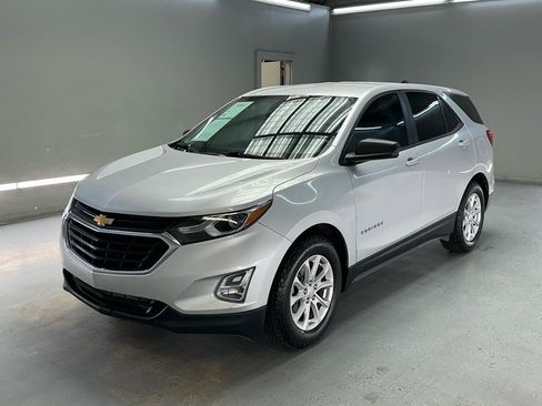 Used 2020 Chevrolet Equinox LS w/ LS Convenience Package FWD image 3