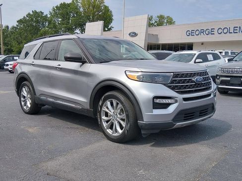 Used 2023 Ford Explorer XLT w/ Equipment Group 202A RWD image 2