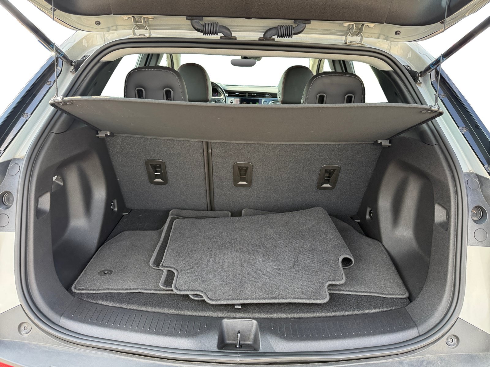 Used 2023 Chevrolet Bolt EUV Premier w/ Sun & Sound Package FWD image 17