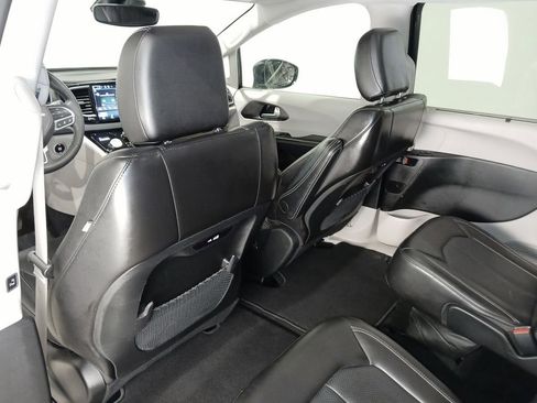 Used 2024 Chrysler Pacifica Touring-L FWD image 15