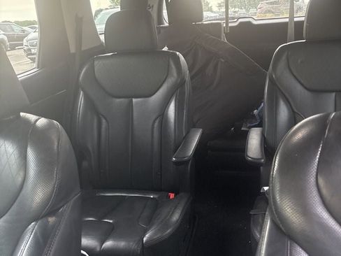 Used 2022 Hyundai Palisade SEL w/ Premium Package FWD image 2