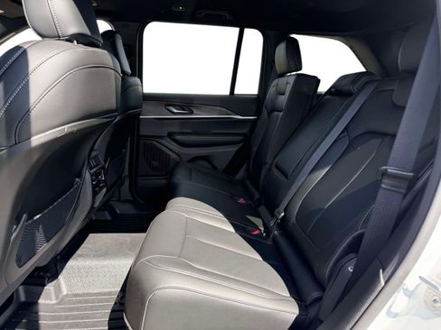 Used 2025 Jeep Grand Cherokee Limited image 13