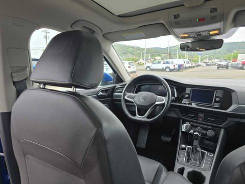 Used 2024 Volkswagen Jetta SE FWD image 10