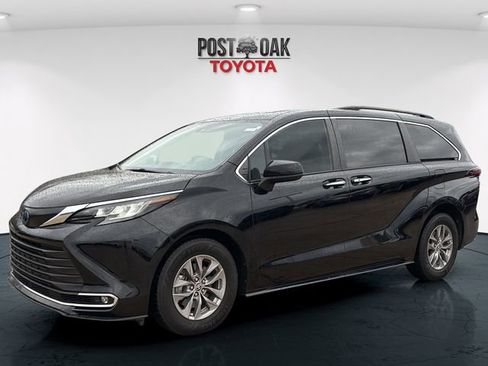 Used 2023 Toyota Sienna XLE w/ XLE Plus Package image 3