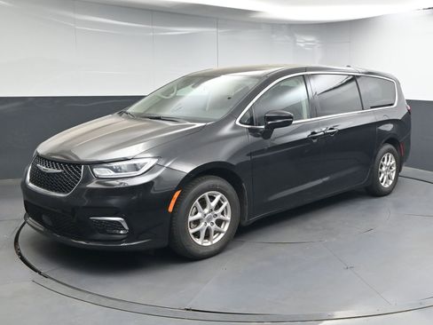 Used 2023 Chrysler Pacifica Touring-L FWD image 3