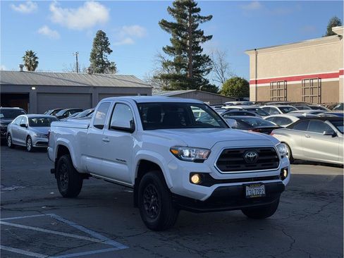 Used 2018 Toyota Tacoma SR5 image 1