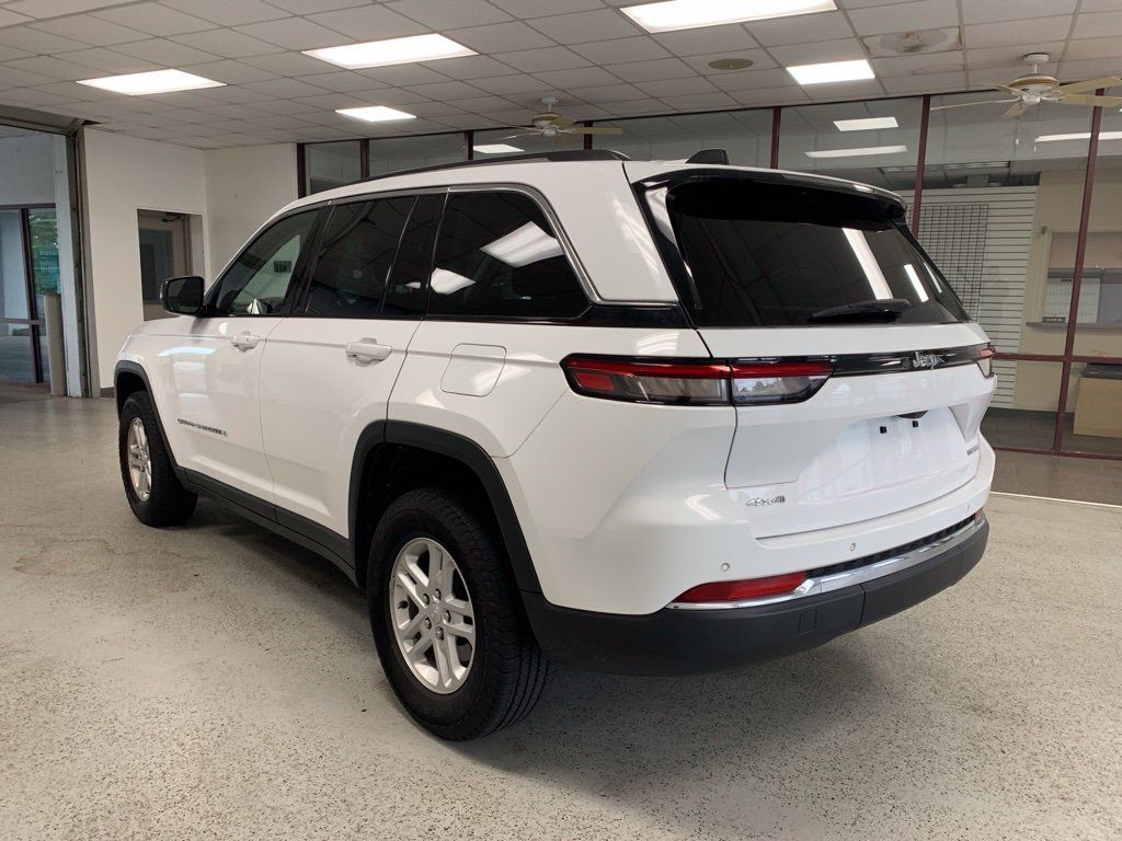Used 2023 Jeep Grand Cherokee Laredo w/ Luxury Tech Group I AWD/4WD image 4