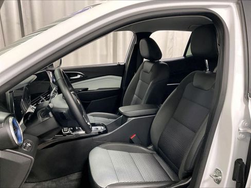 Used 2025 Chevrolet Trax LT w/ LT Convenience Package image 10