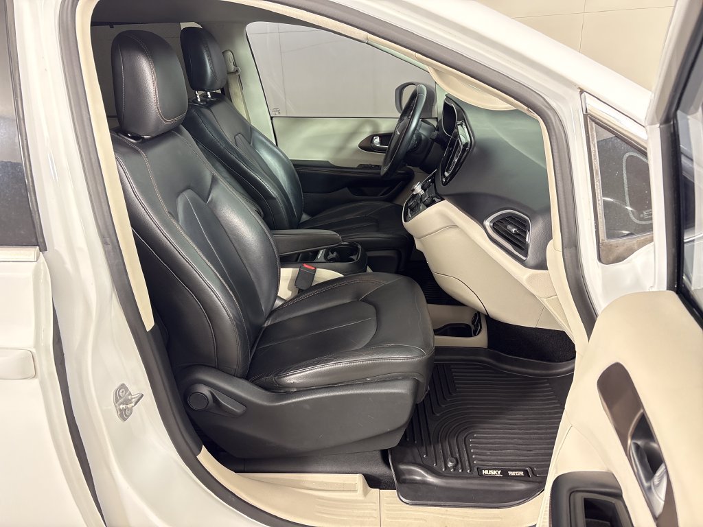 Used 2017 Chrysler Pacifica Touring-L w/ Tire & Wheel Group FWD image 6