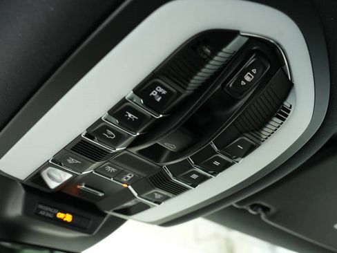 Used 2025 Porsche Macan image 36