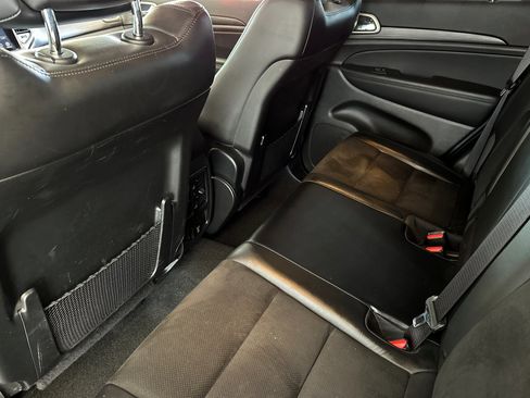 Certified 2022 Jeep Grand Cherokee Laredo X AWD/4WD image 12
