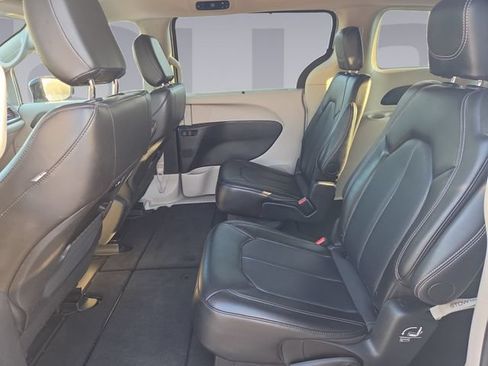 Used 2024 Chrysler Pacifica Touring-L FWD image 16