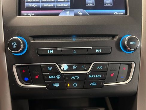 Used 2016 Ford Fusion SE w/ Equipment Group 202A FWD image 16