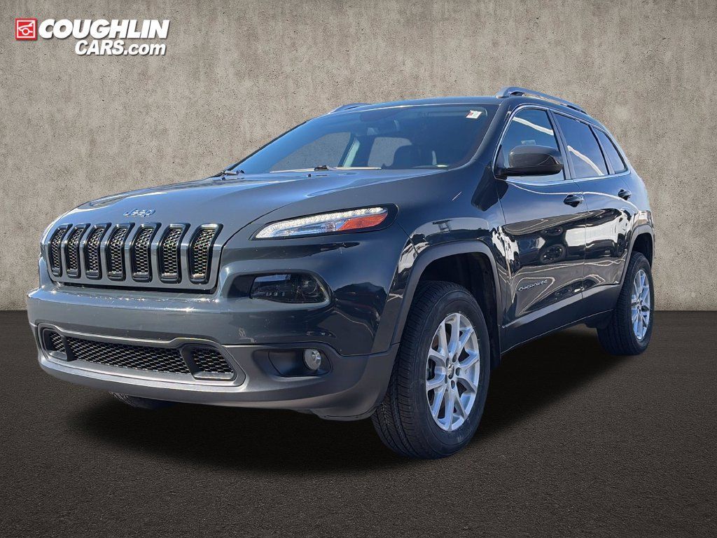 Used 2018 Jeep Cherokee Latitude Plus w/ Cold Weather Group AWD/4WD image 3