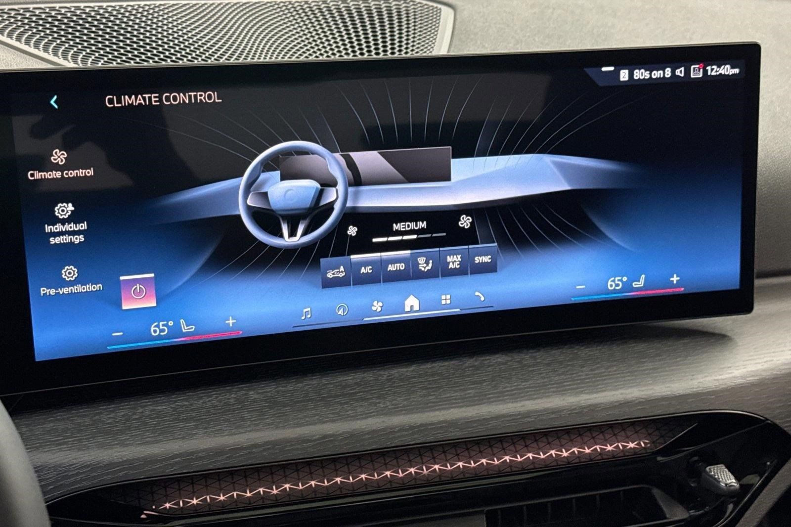 Used 2025 BMW 230i Coupe w/ Convenience Package RWD image 26