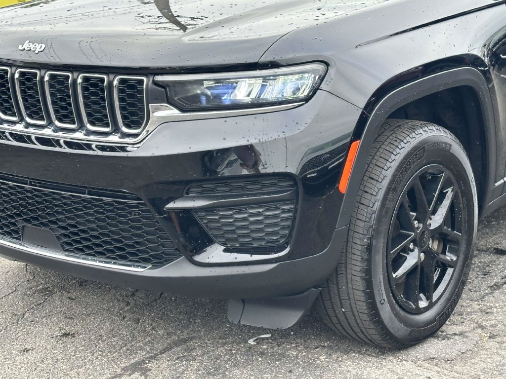 Used 2024 Jeep Grand Cherokee Laredo X w/ Luxury Tech Group I AWD/4WD image 8