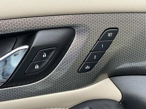 Used 2022 Chevrolet Traverse Premier FWD image 29