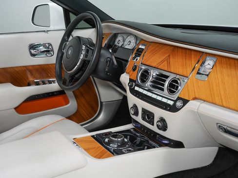 Used 2017 Rolls-Royce Dawn RWD image 28
