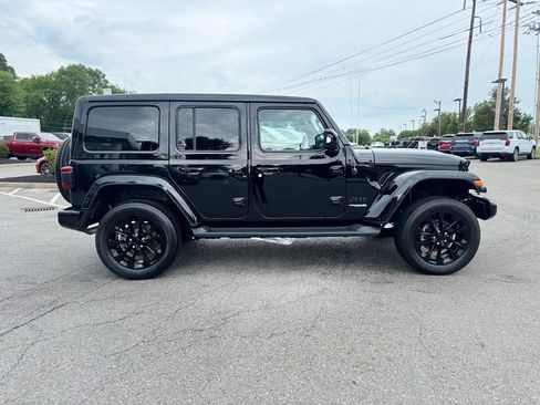Used 2022 Jeep Wrangler Unlimited Sahara AWD/4WD image 8