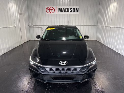 Used 2024 Hyundai Elantra SEL FWD image 2