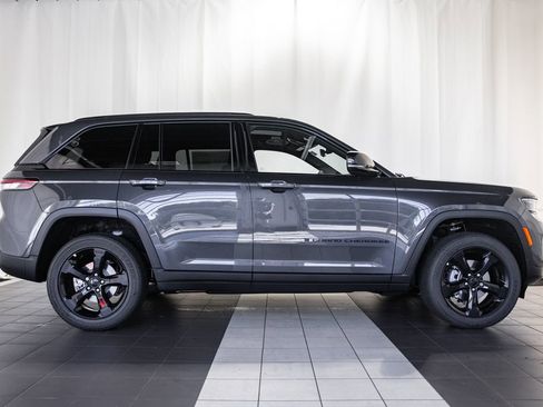 New 2025 Jeep Grand Cherokee Altitude image 3