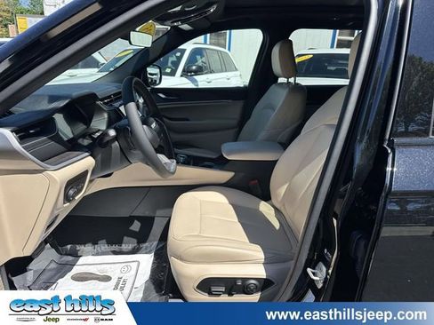 Certified 2025 Jeep Grand Cherokee Limited AWD/4WD image 16
