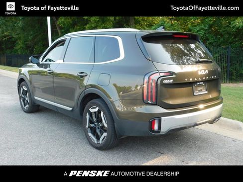 Used 2023 Kia Telluride EX w/ EX Captain's Chair Package FWD image 10