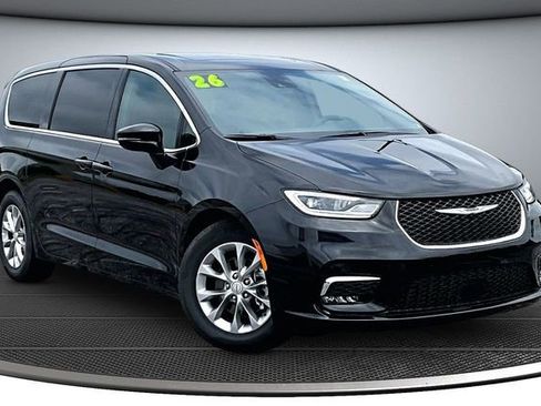 Used 2026 Chrysler Pacifica Limited FWD image 3