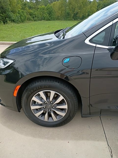 Used 2024 Chrysler Pacifica Limited FWD image 12