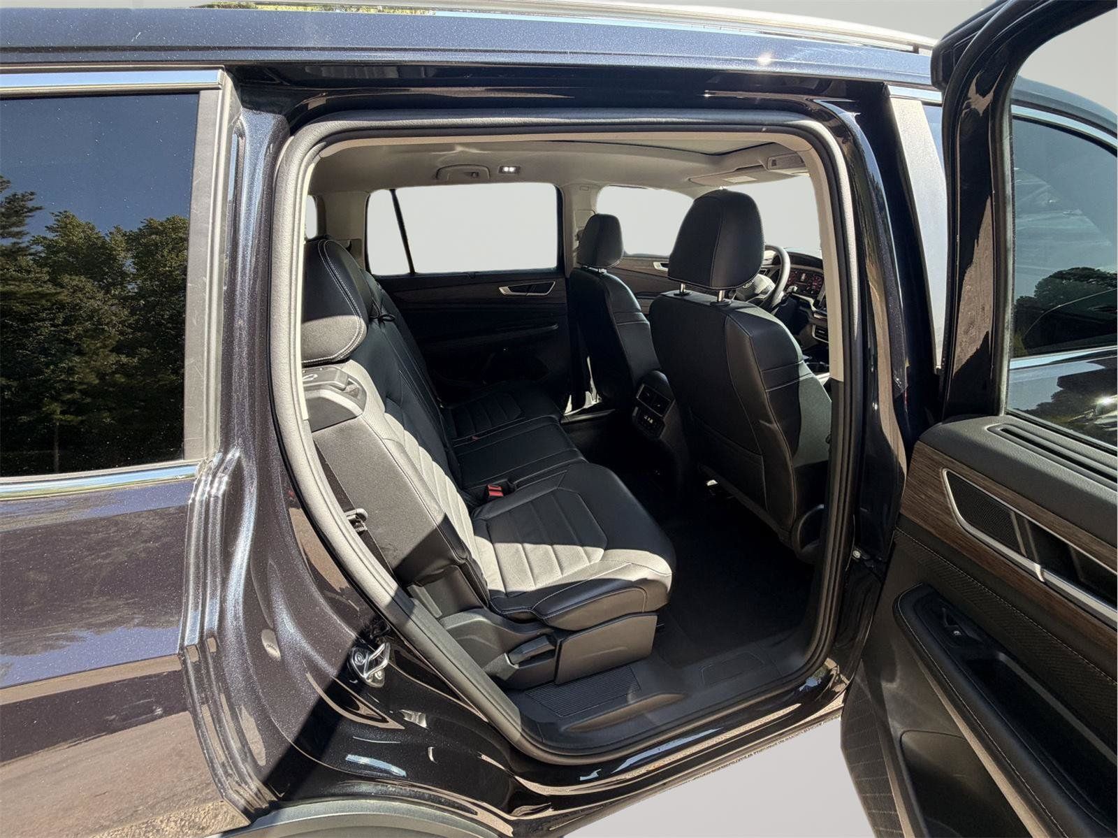 Used 2024 Volkswagen Atlas SEL AWD/4WD image 30