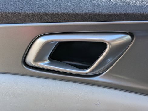 Used 2024 Kia Carnival LX image 12