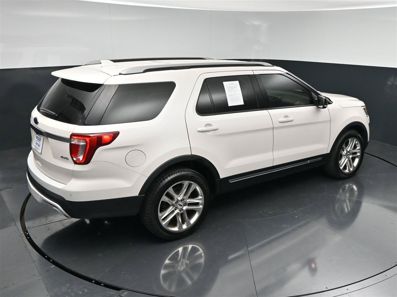 Used 2017 Ford Explorer XLT w/ Equipment Group 202A AWD/4WD image 23